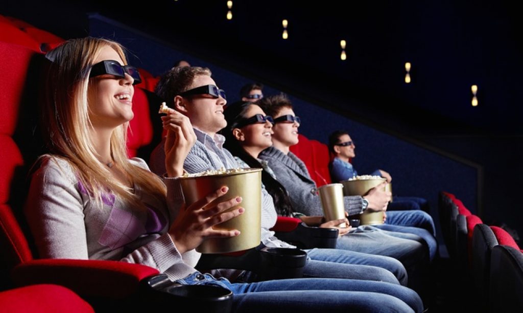 persone che guardano un film